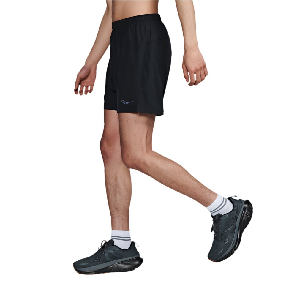 SAUCONY - OUTPACE 5INCH SHORT Men - Rev Online