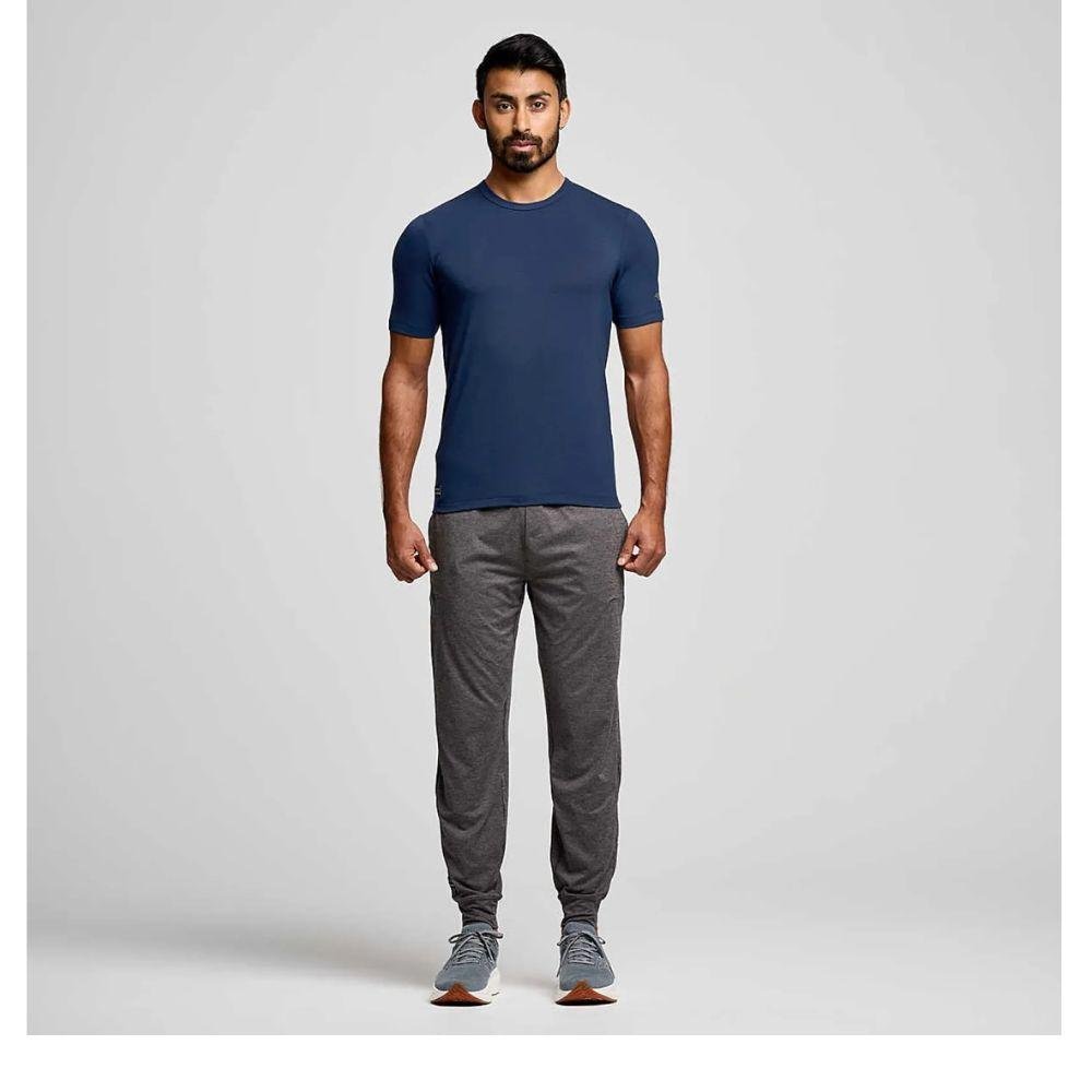 SAUCONY TRIUMPH SHORT SLEEVE เสื้อวิ่งแขนสั้นผู้ชาย - Rev Online