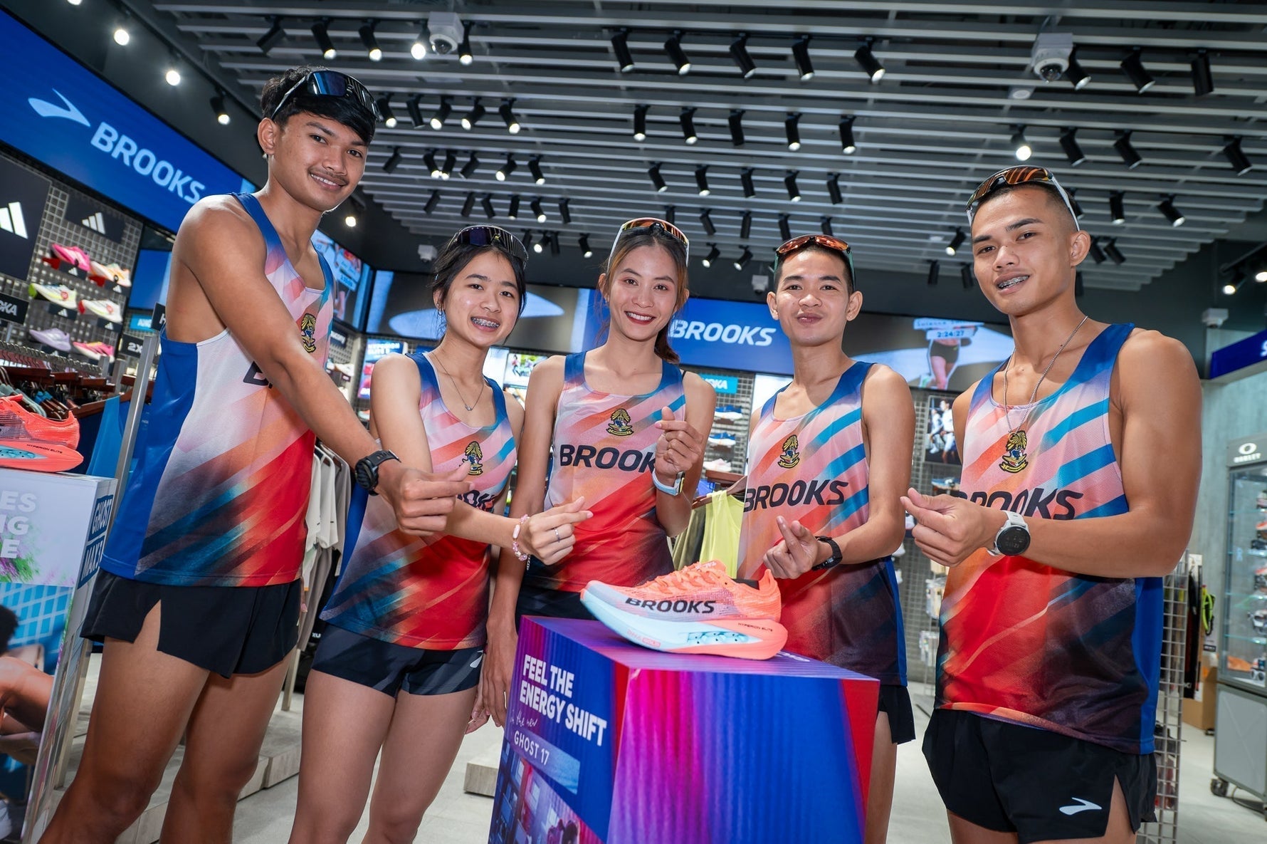 BROOKS รวมพลังทีม ROYAL THAI AIR FORCE เตรียมชิงชัยในงาน REV RUNNR EKIDEN BANGKOK 2025 - Rev Online