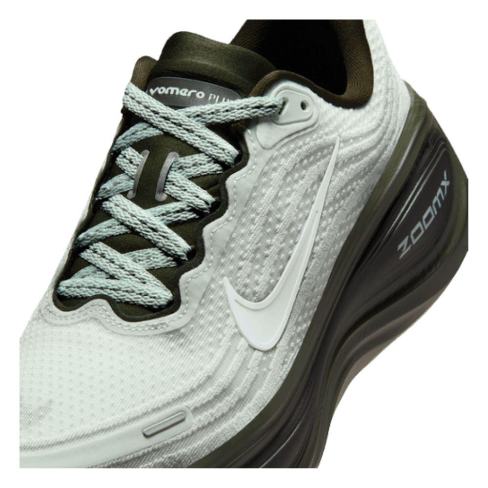 NIKE VOMERO PLUS SE รองเท้าวิ่งถนนผู้หญิง - Rev Online